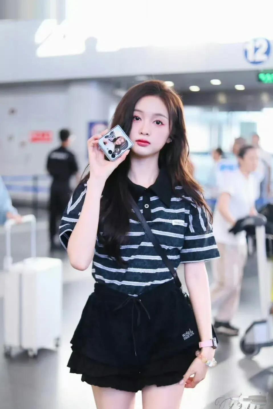哇塞！吴宣仪把条纹polo穿成了“人间种草机”甜酷少女的夏日炸街穿搭，上身的条