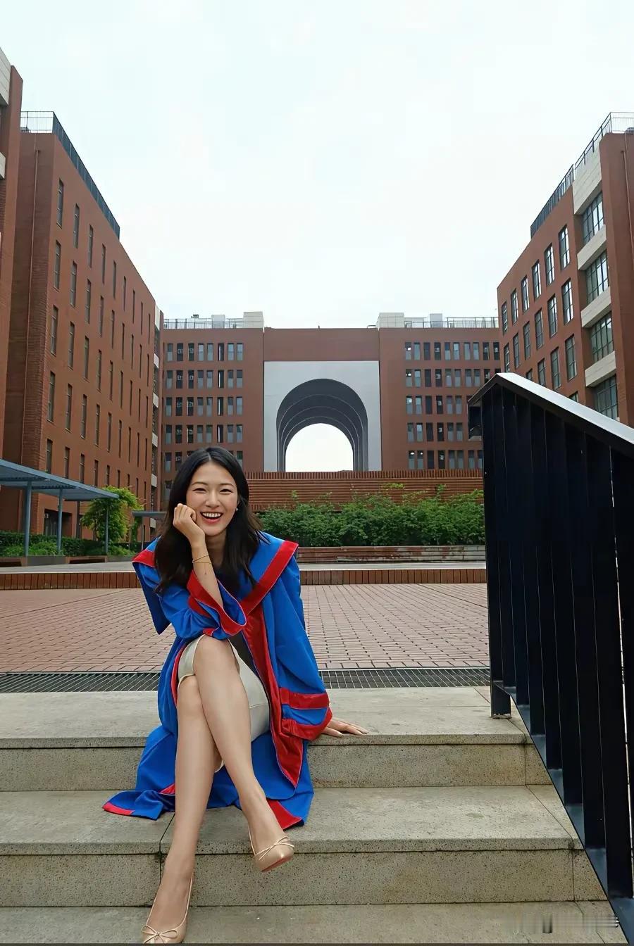 瞧瞧这位女生在校园里的靓照……好友说明年一定要考上这所大学！真的好想知道这是哪座