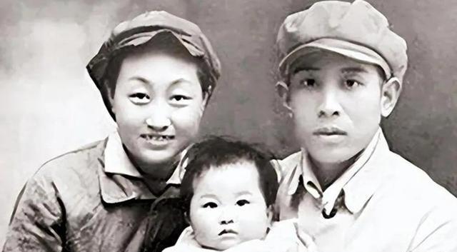 1938年，两名卧底夫妻假戏真做结为真夫妻，妻子牺牲后丈夫一生未娶，7年后原本牺