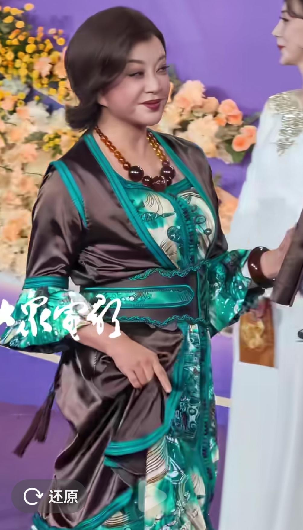 不知有没有跟我同感的，感觉刘晓庆衣品真是不敢恭维，一次次看到刘晓庆穿成这样真的