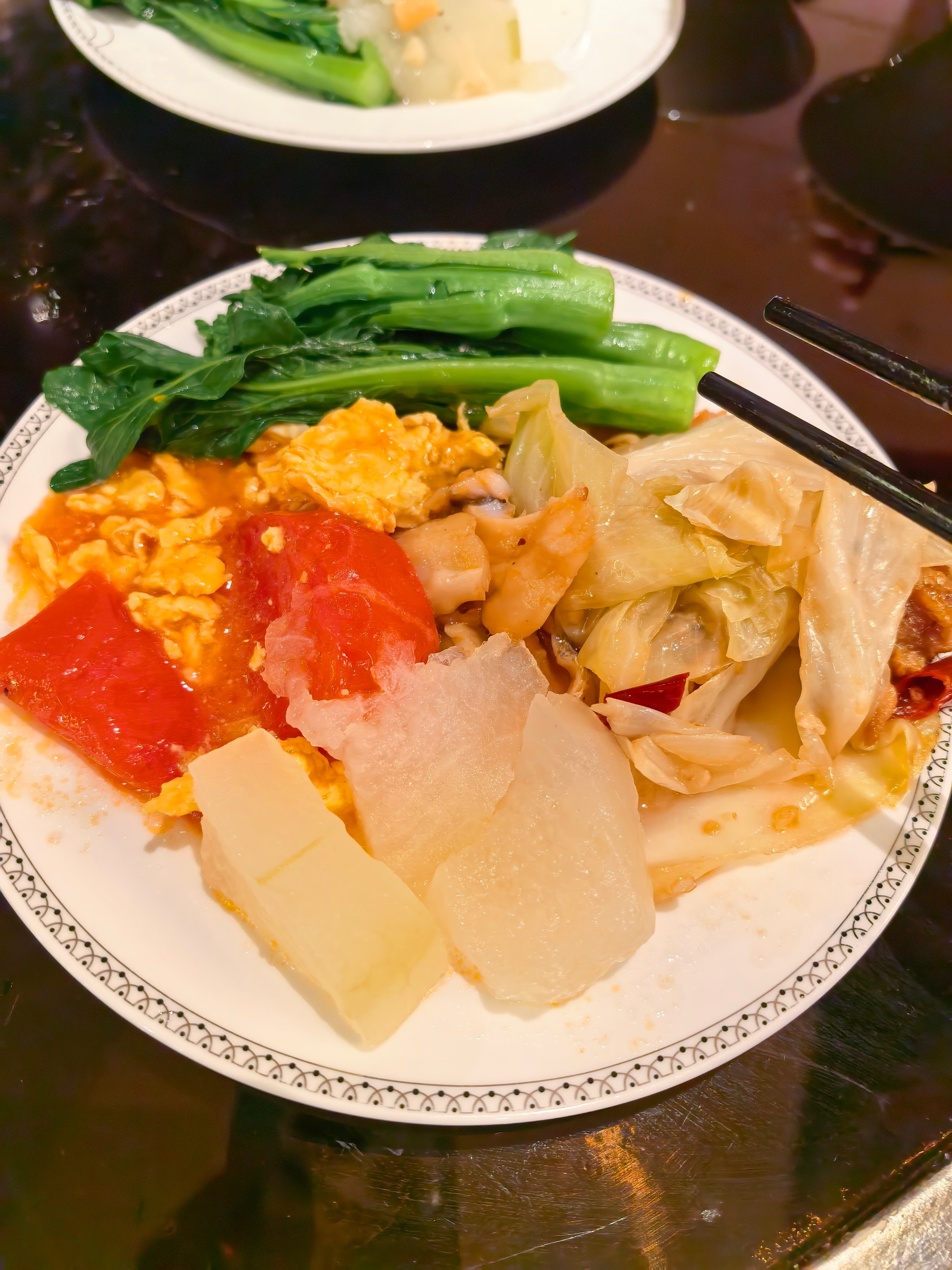 论坛举办方提供的伙食，有主食米饭，面条，有各种菜，有例汤，有饮品，有饭后水果。感