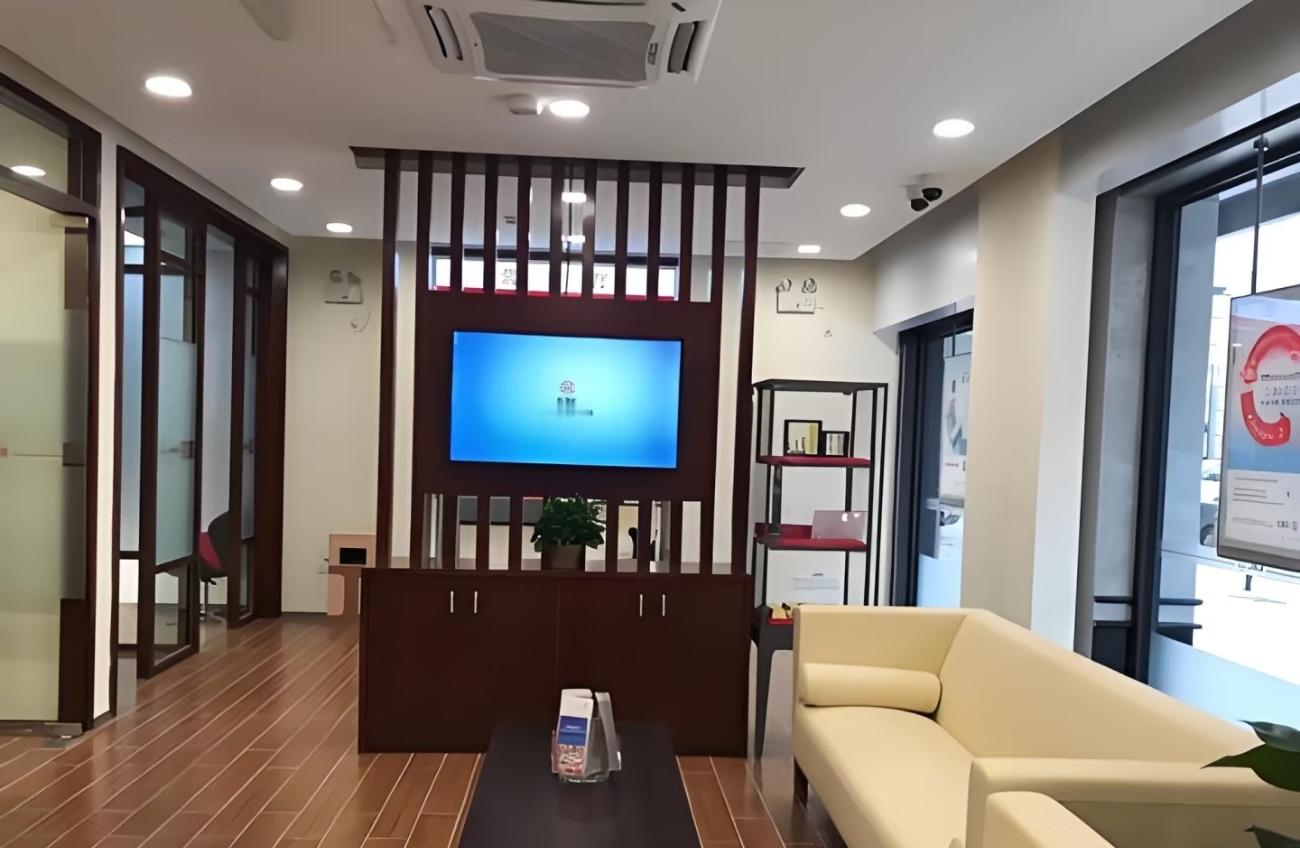 存十万块钱在银行，各个银行的利息：第一家银行:工商银行——利息1350元。第二家