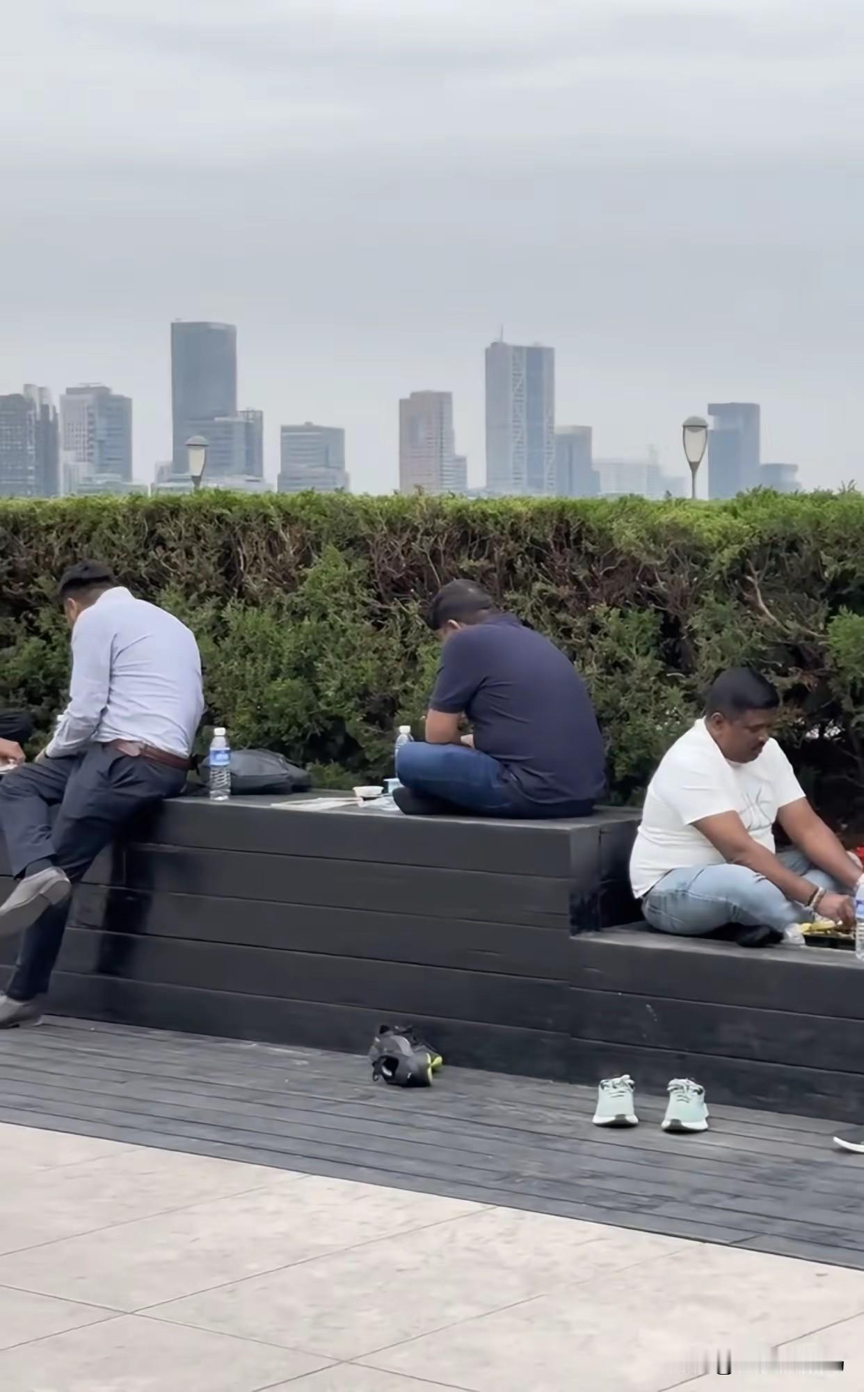 上海外滩的印度人？近段时间，上海外滩这片城市地标频现乱象，区域内的公共厕所时常