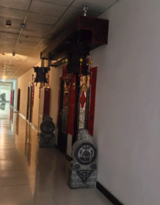 河北，一名男子去拜访自己的一位老同事，结果他到了单元楼里面，却发现有一户人家竟然