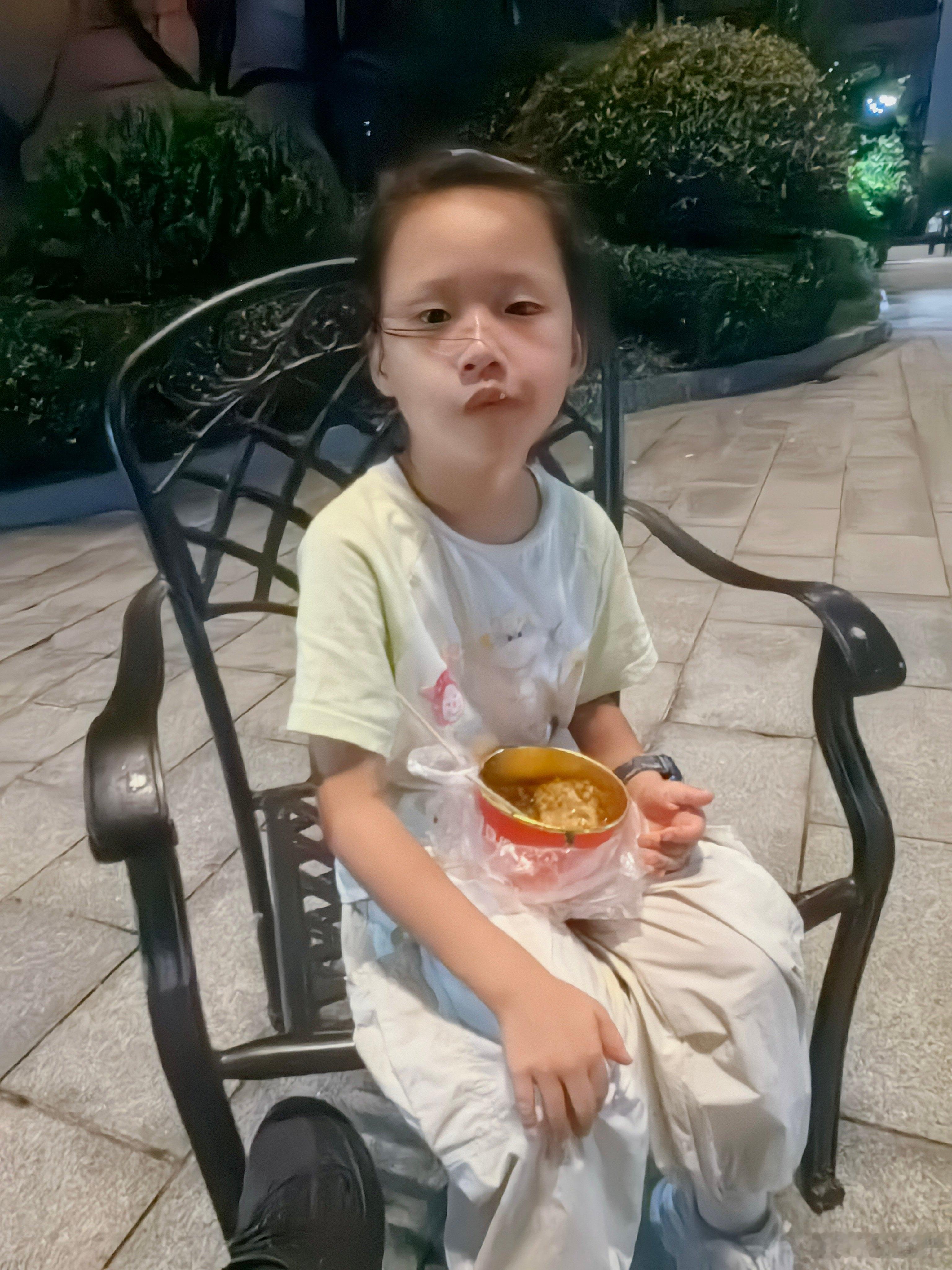 爸爸带娃躲在楼下偷吃臭豆腐[doge]，她说毛主席爱吃的零食​​​