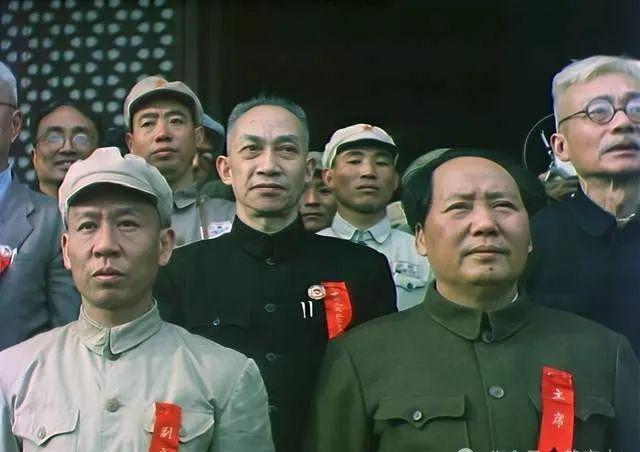 工业革命过去两百年，完成工业化的国家，只有十分之一，这数字扎眼吧？有人问了