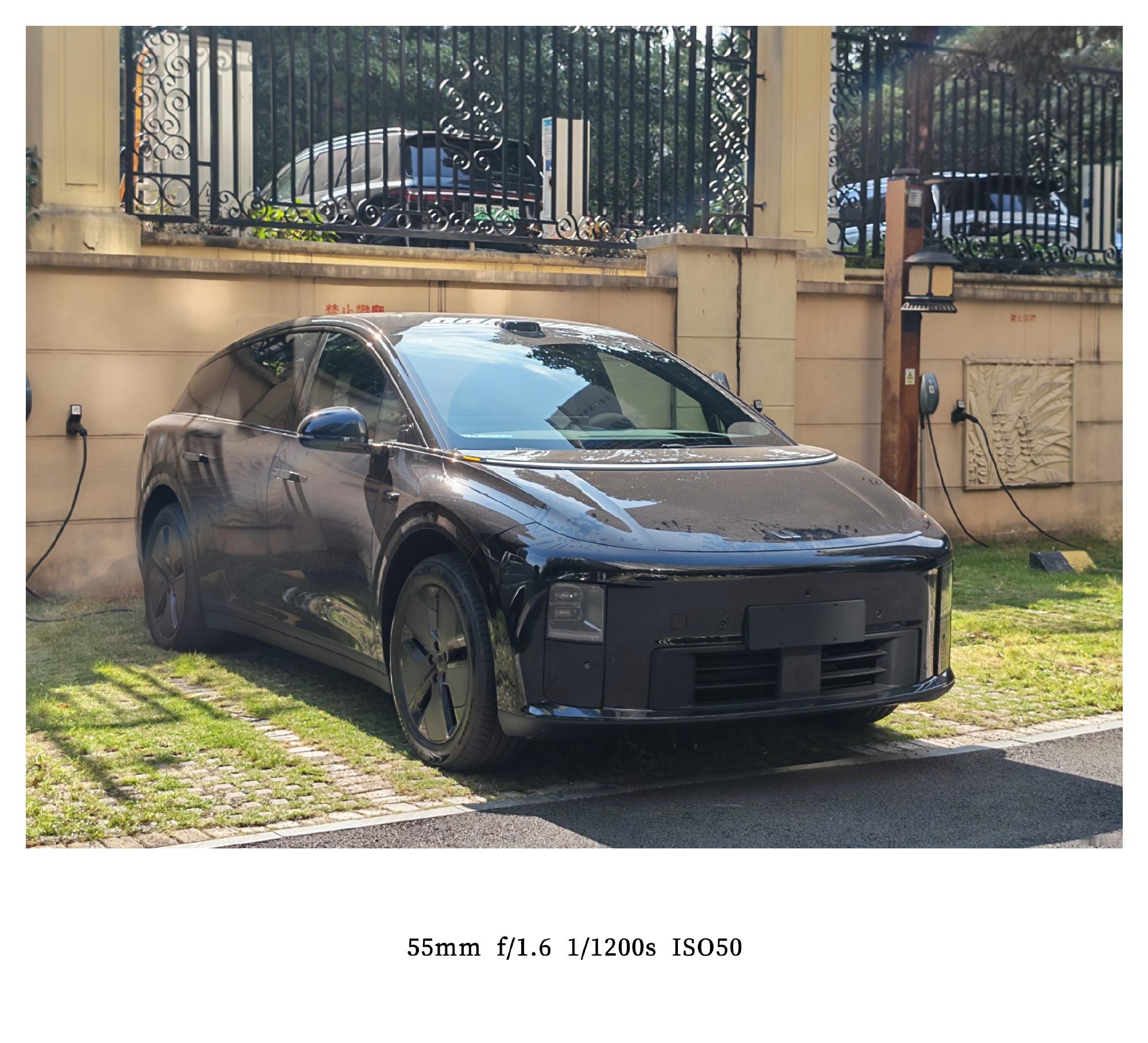 最近有一个朋友把自己开了六年的合资SUV换成了理想i6，按他的话说就是“打开了新