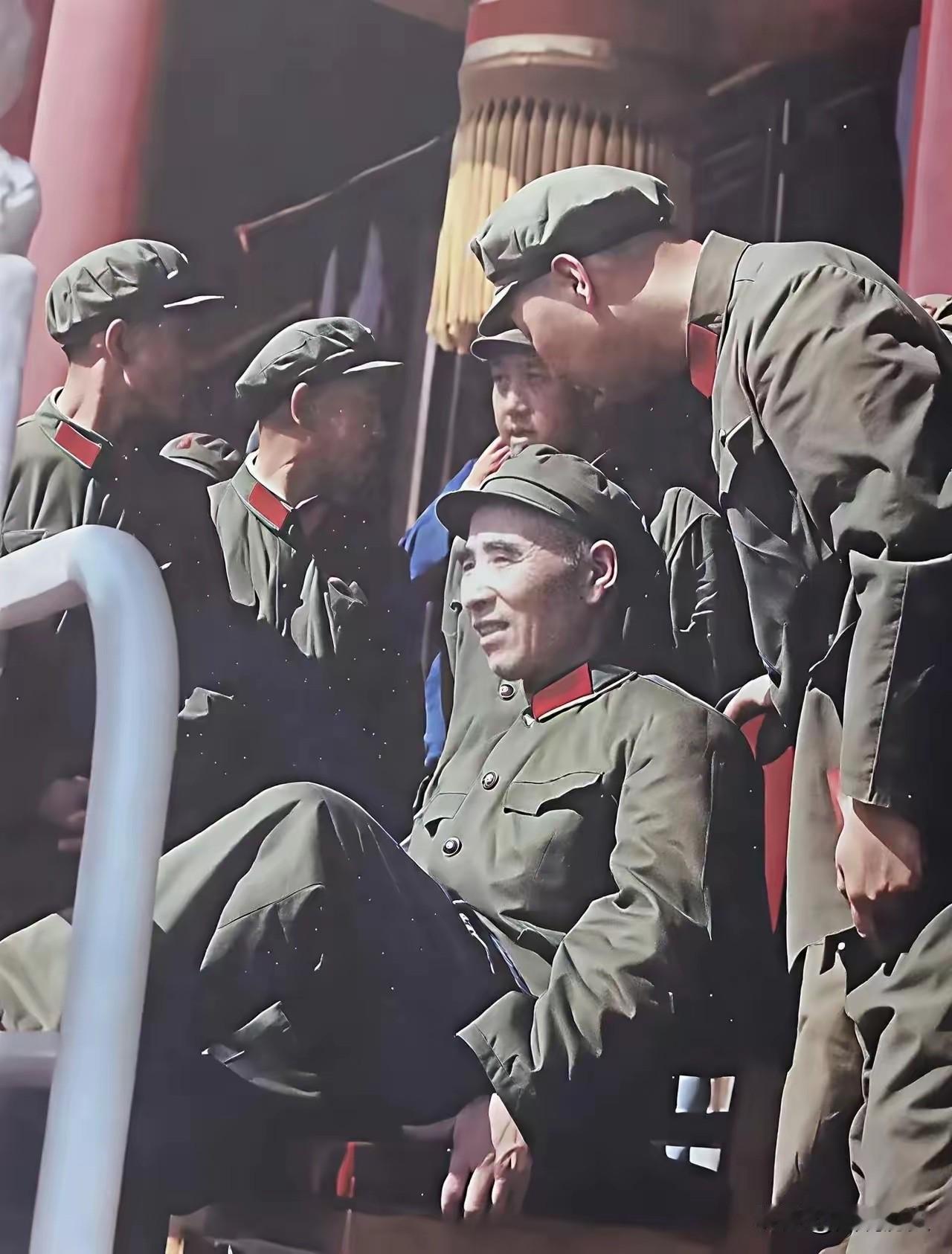 谁能认出照片中的五位？这张合影拍摄于60年代，一位老将军坐在天安门城楼上晒太