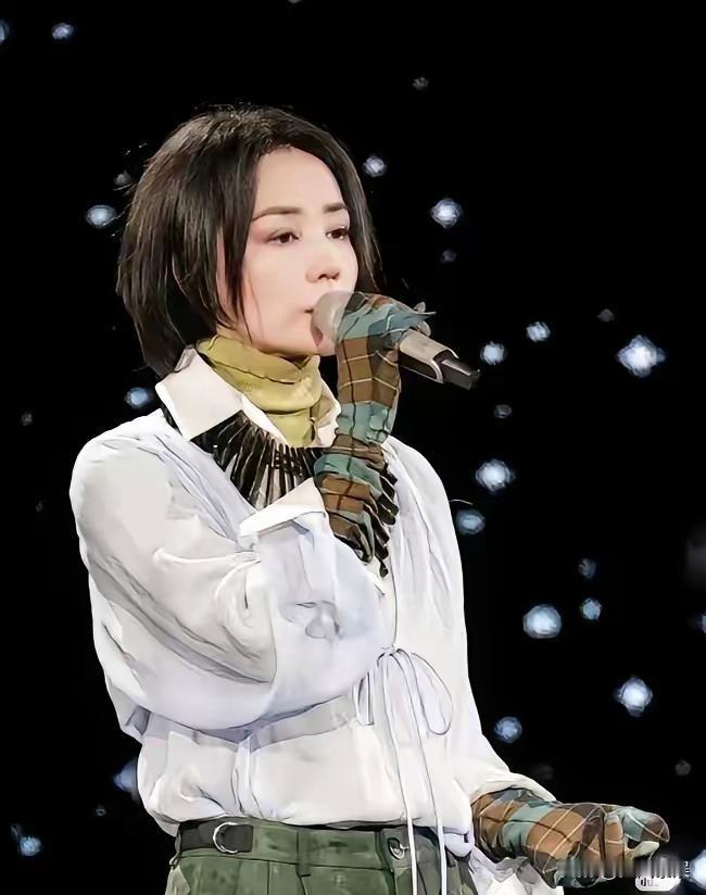 王菲，春晚彩排新造型曝光！她一出场，春晚的含金量直接翻倍。白衬衫配军绿阔