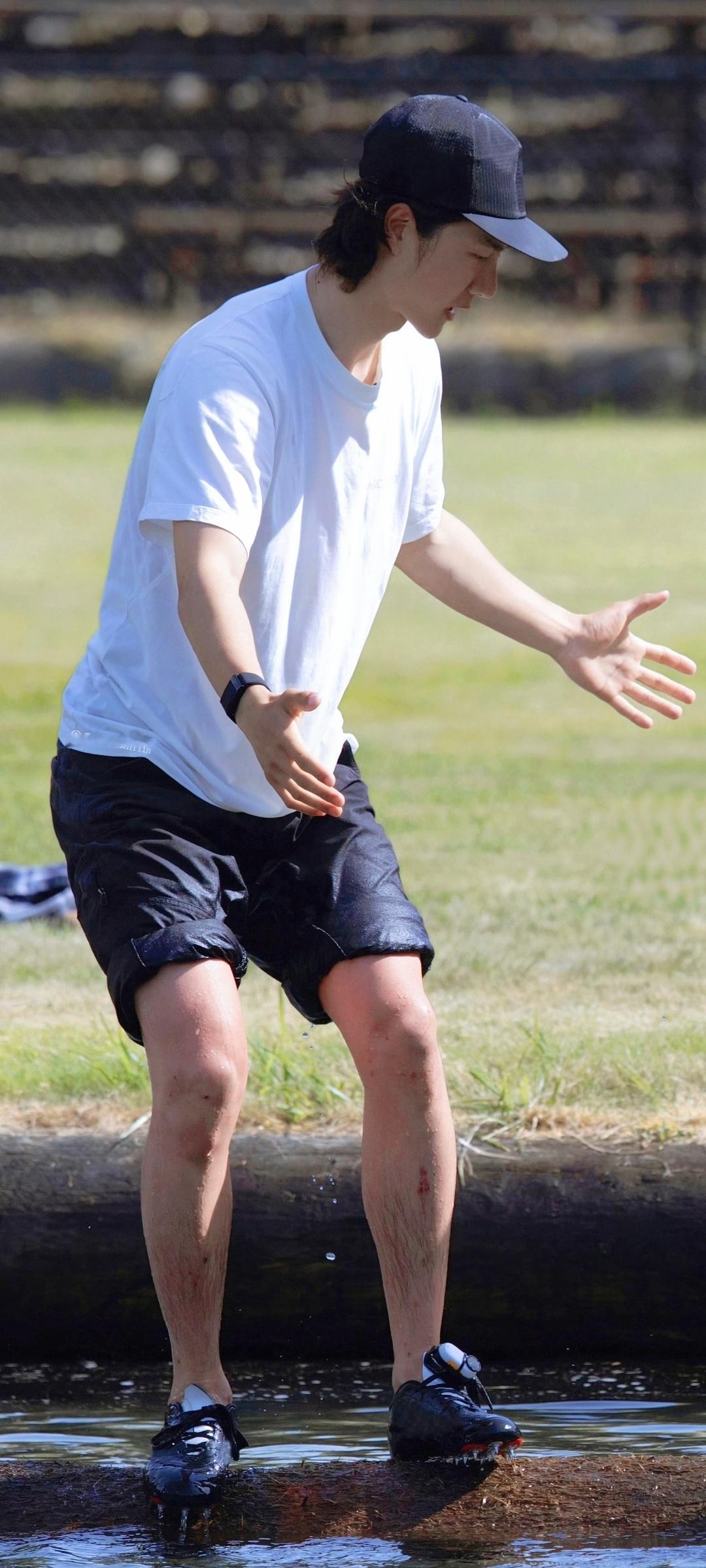 王一博的腿毛变浓密了，男孩成长为男人，肤色晒黑了，密密麻麻的小伤口，纯爷们王一