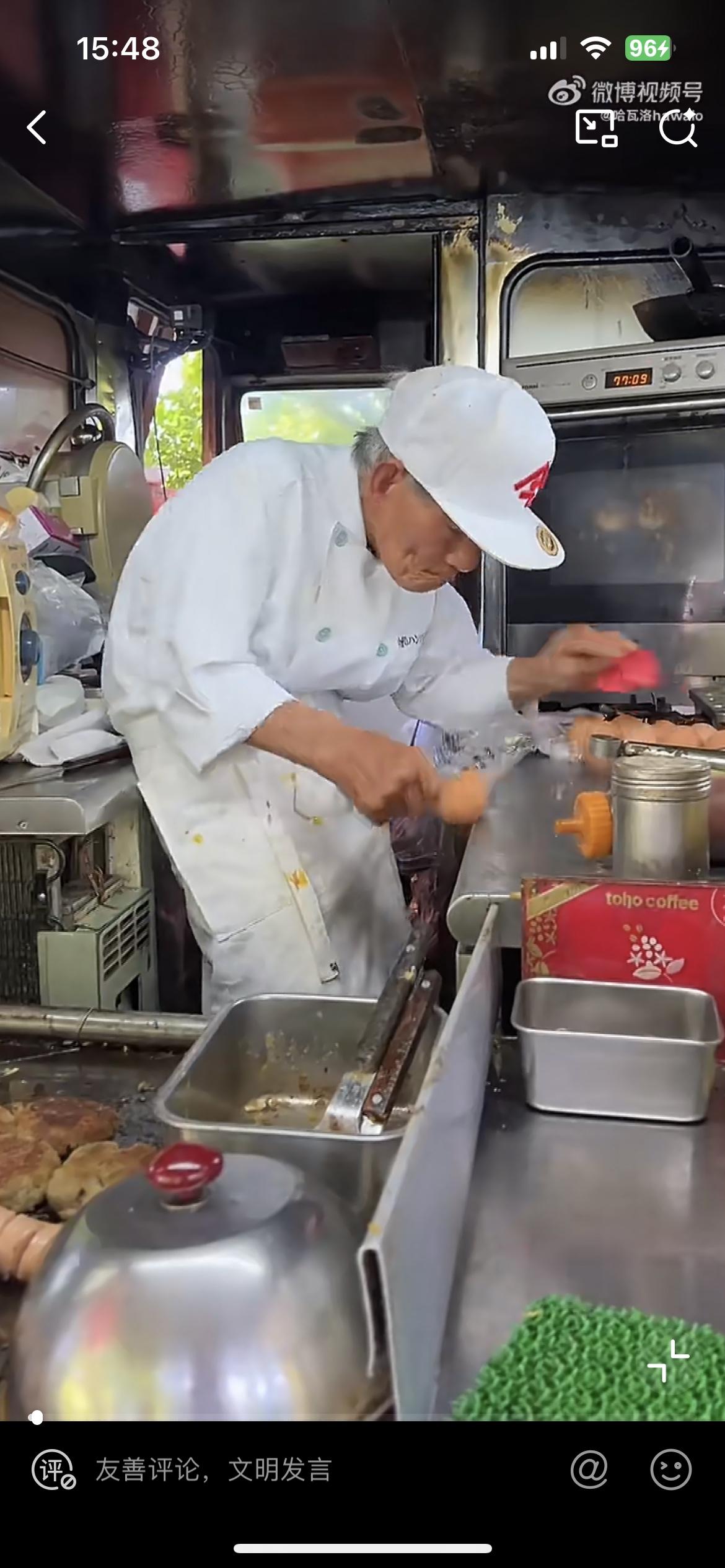 日本一个80多岁还在营业的汉堡达人，手抖的连鸡蛋都拿不稳了，却依然在兢兢业业