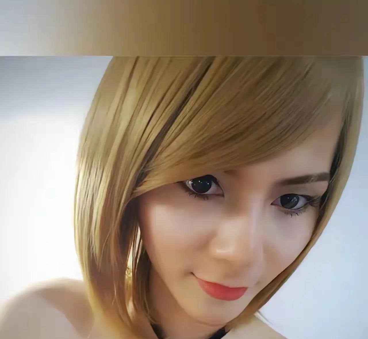 泰王的这个新宠好火辣的样子，一看就是在夜店混多了的妹子。泰王会不会死在她石榴裙下