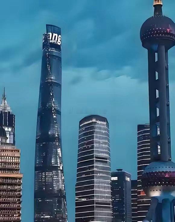我国超大城市前四排名:第1名，上海，非常繁华，东方巴黎。第2名，北京，非常繁华，