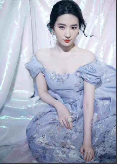 其实刘亦菲的处境也挺难的，她本来的咖位是和四旦双冰平齐的，是远远凌驾在85花之上