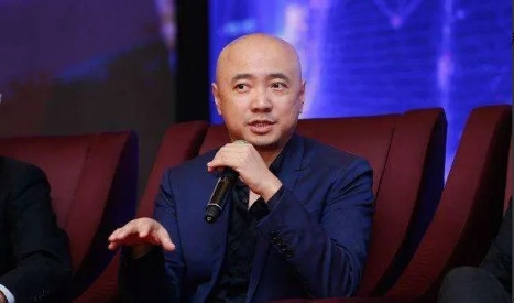 2002年，徐峥在怀柔拍戏收工回家，过高速收费站要收费15元，徐峥找遍全身只凑