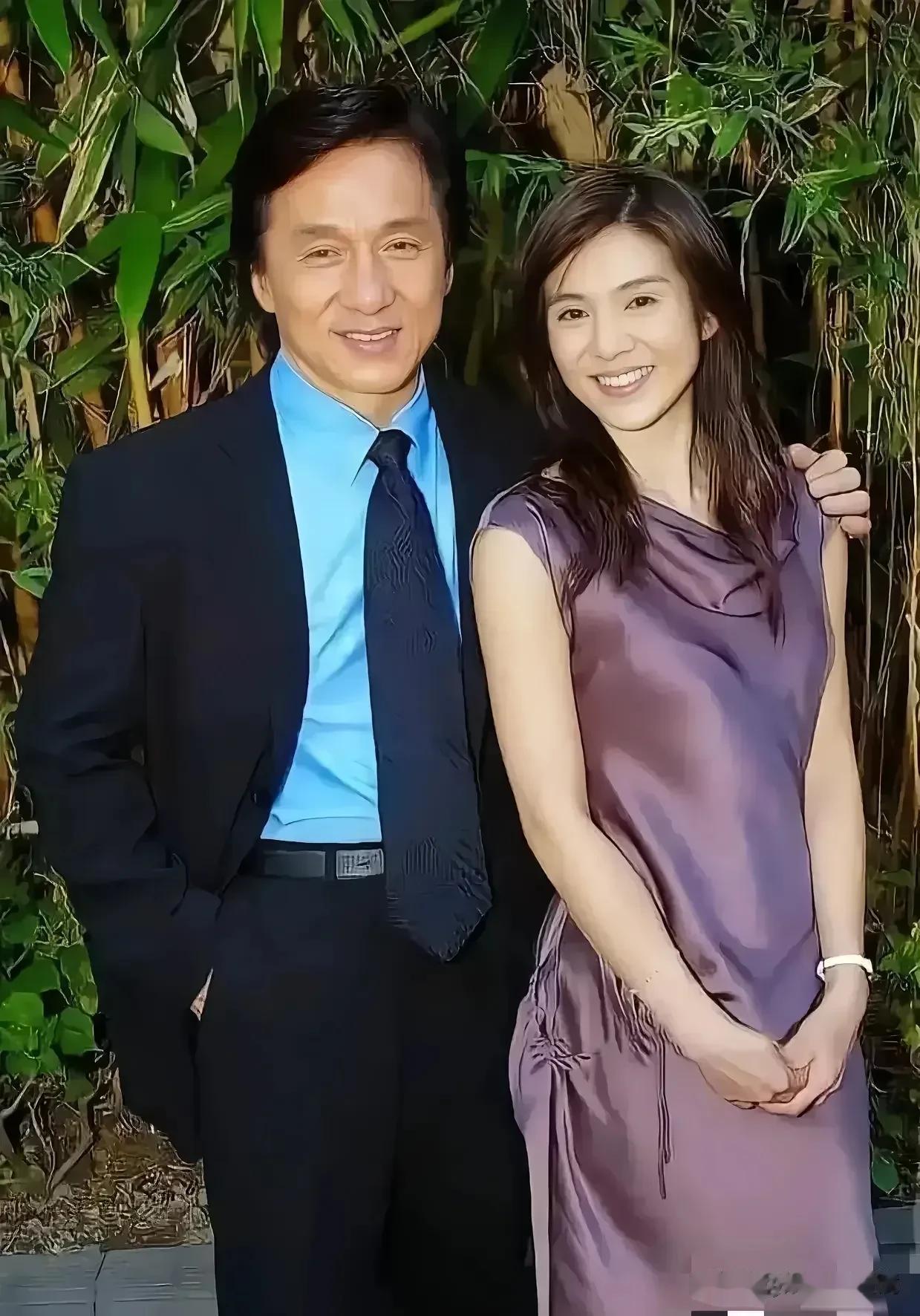 这个是成龙和一个紫裙美女的合影，照片不多见，看起来很温馨。成龙西装革领，打着