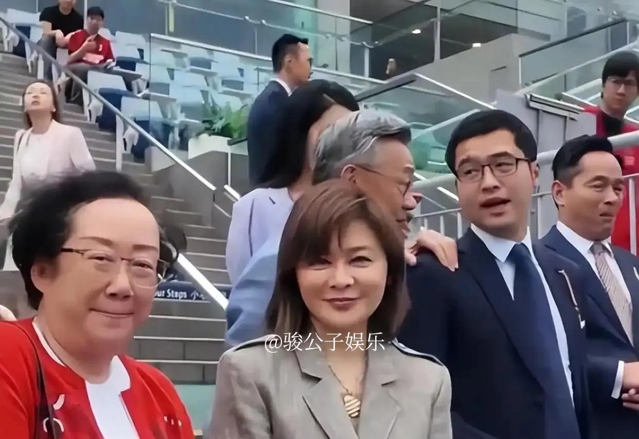 关之琳近日出席了香港马场的一项活动，面对镜头时，她展露了甜美笑容，浑身散发着优雅