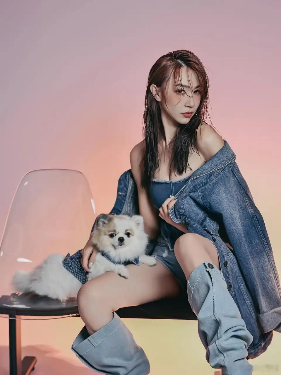 【藝人】黃嘉雯再孖愛犬影型爆牛仔寫真.黃嘉雯（Carmaney）一向是愛寵物一