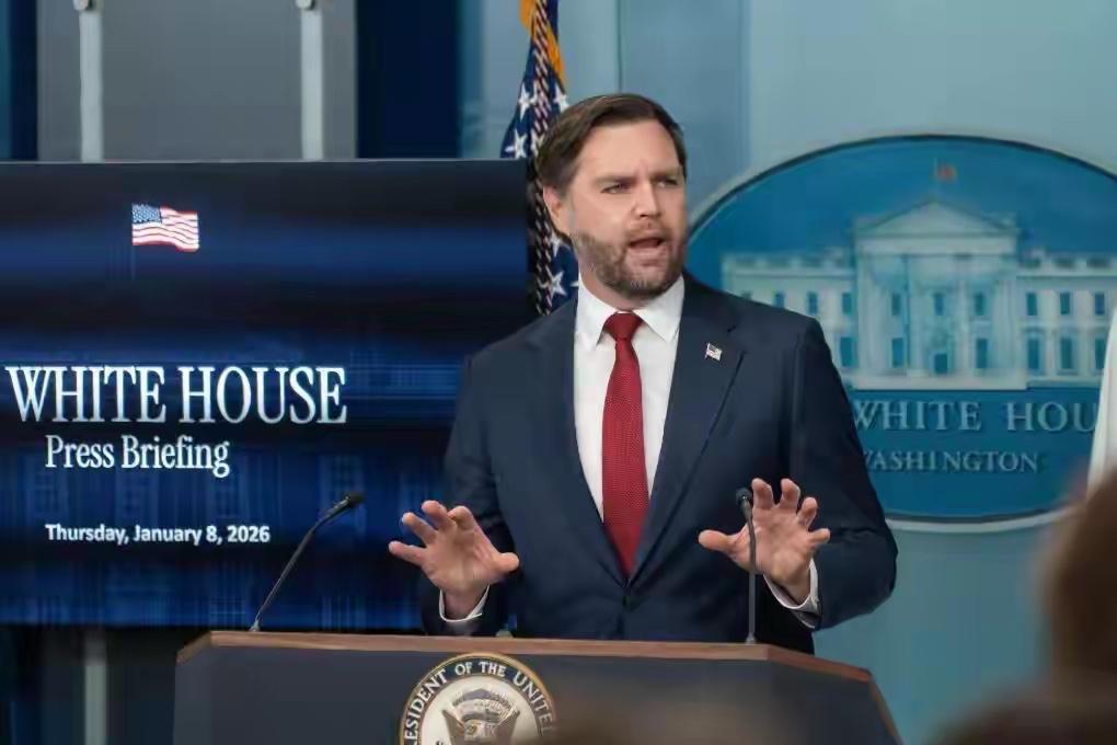 特朗普被催下台，美国新总统浮现，对华态度更强硬。这可不是小事，美国政坛换风向