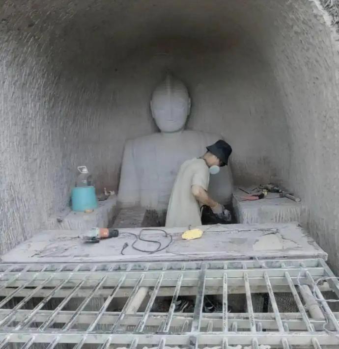 “这才是艺术！”四川安岳，一男子耗时2个月，在石壁上掏了个大洞，雕刻出一座造型怪
