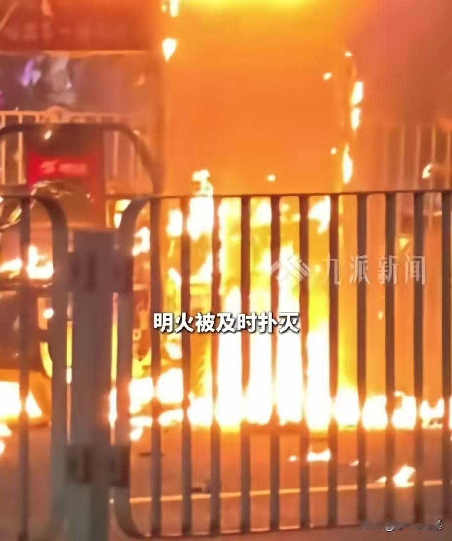 这是刻在骨子里的坏呀！跨年夜，深圳龙岗，人们开心的聚集在一起，等待新的一年！