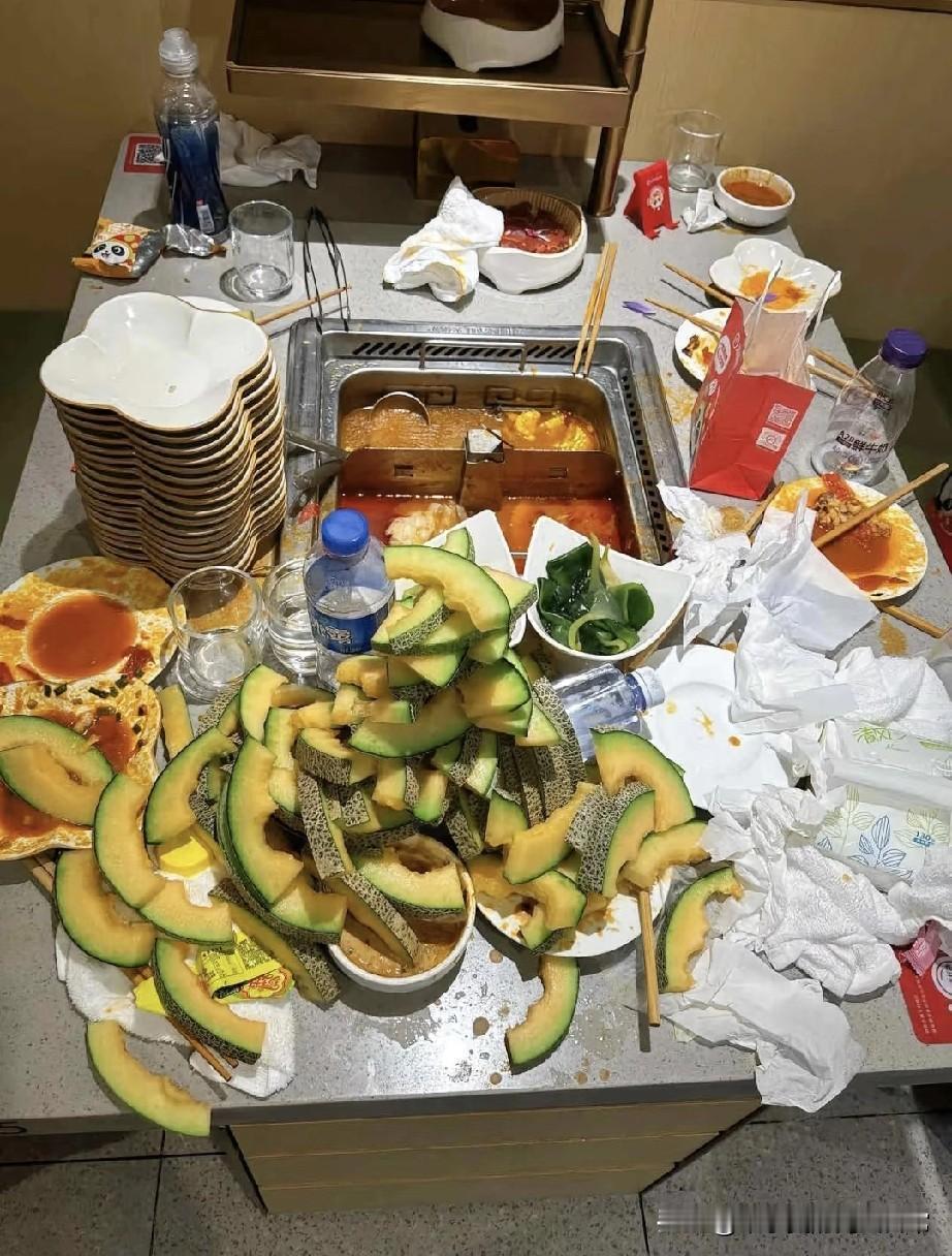 难怪海底捞牛肉粒要收费了，一桌瓜皮堆成山！昨天吃火锅，隔壁桌的操作直接把我