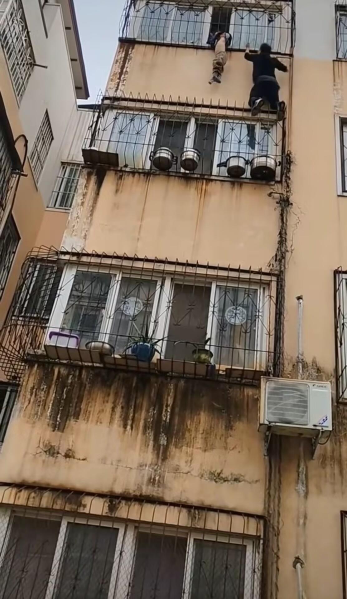 让人揪心!男童悬吊四楼防盗网!外卖小哥徒手爬墙营救!要知道,这可是4楼啊,没绳子