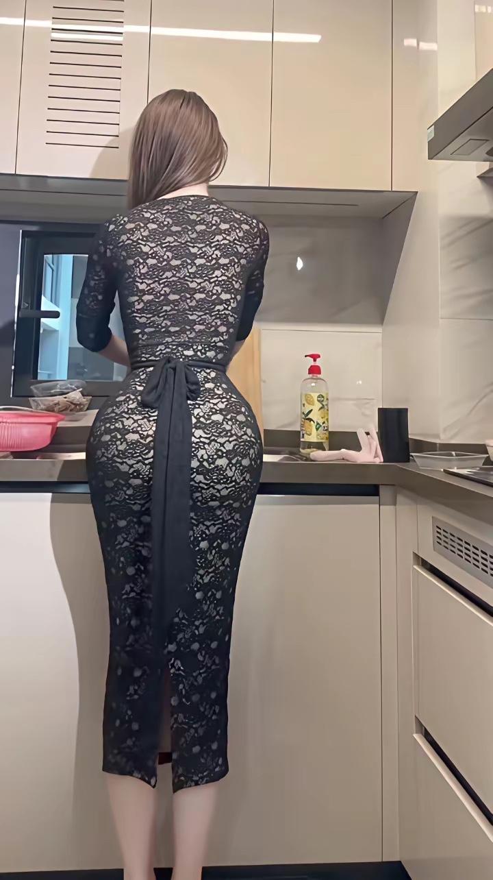 优雅黑裙，厨房里的时尚女神
