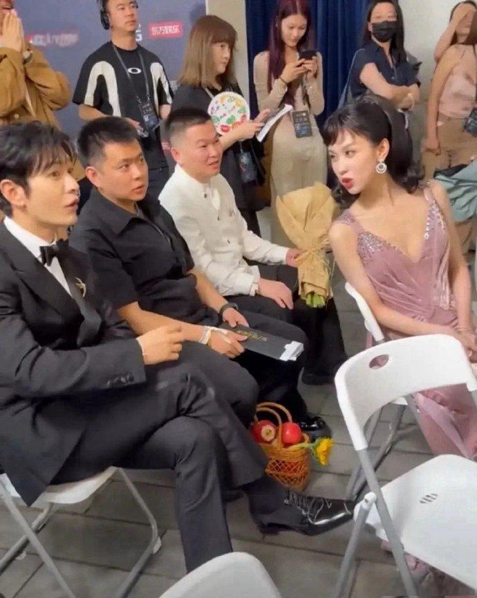 辛云来确实很幸运！黄晓明在微博之夜后台观看辛云来采访时，他一脸疑惑的问旁边的