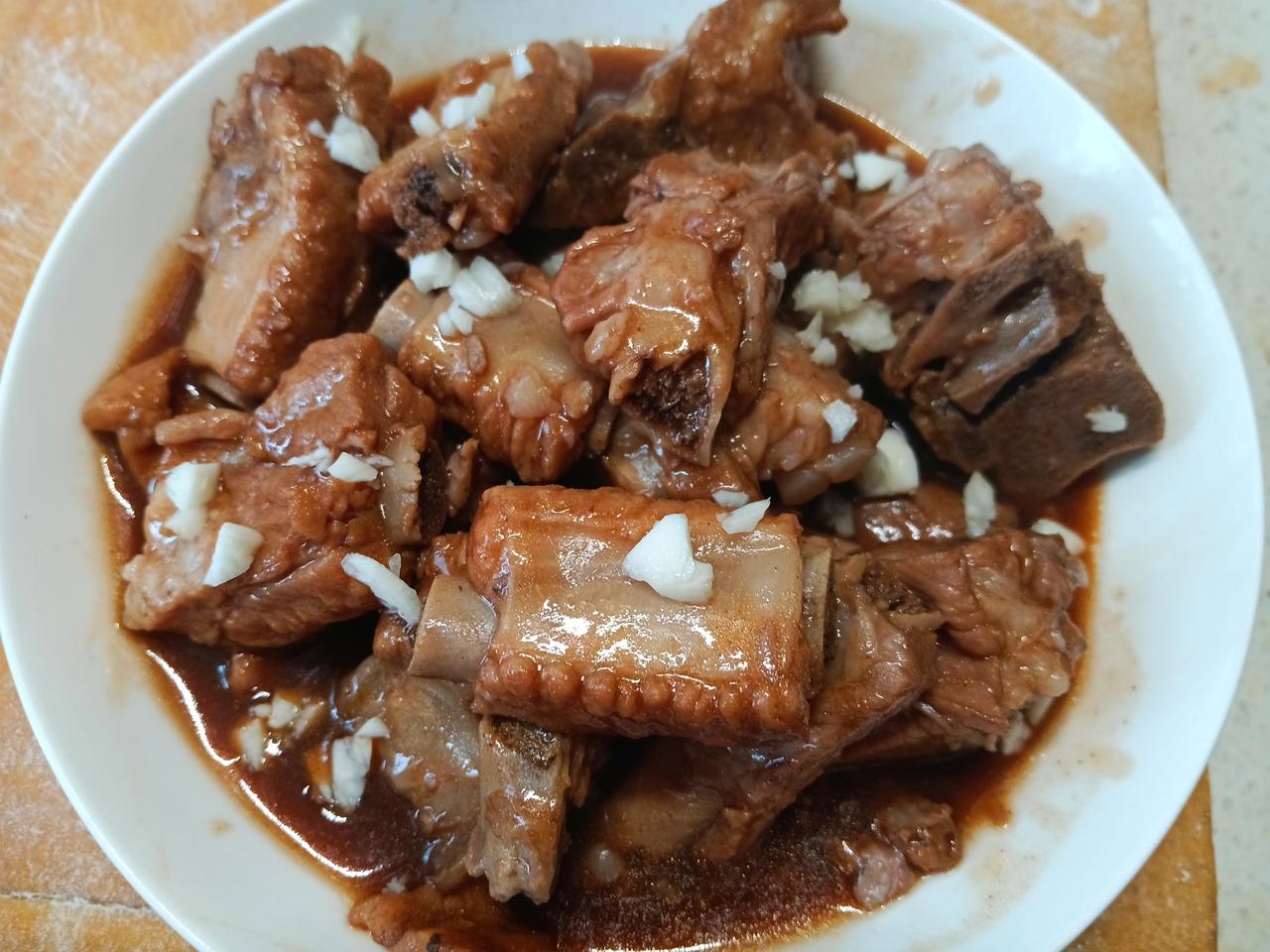 孙子今天要回北京了。常言说：上车饺子下车面，临走前，我想包饺子给他送行。开冰箱
