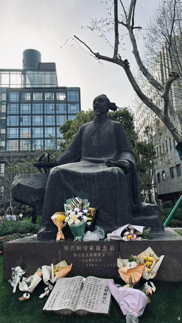 人到中年，最容易犯的一个错误，就是以为自己还年轻。我们总把生命想象成一条匀速前进