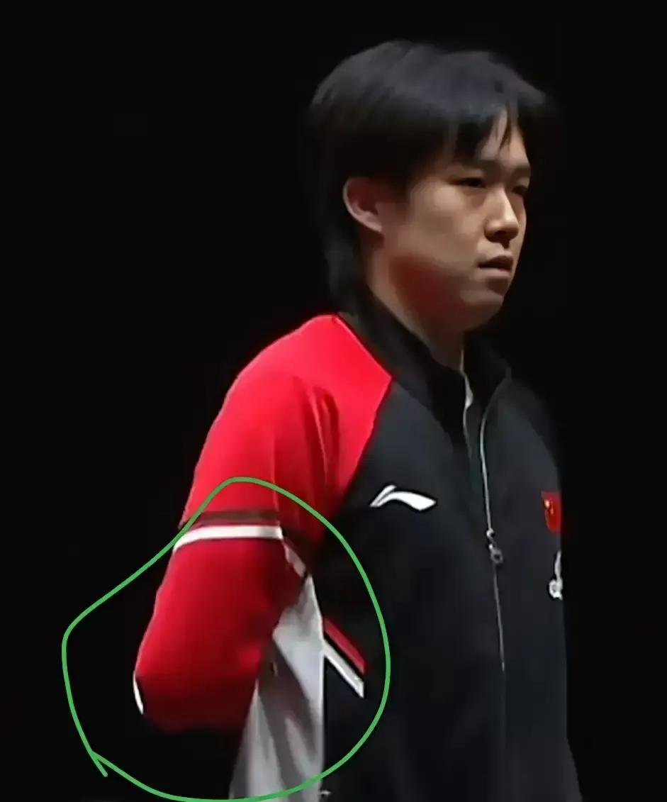 王楚钦退赛前三秒，还在完成一个“礼仪性接发球”。那不是逞强，是顶级运动员被刻