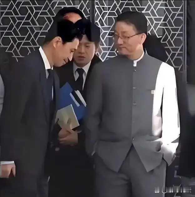 王鹏律师自己无知，居然也敢批刘劲松司长双手插兜为“毫无教养”。姓王的真的是不知