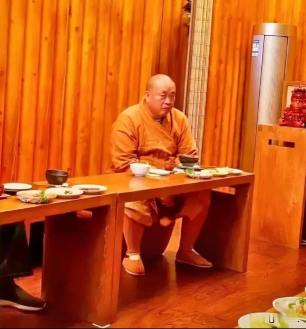 释永信在食堂用餐的场景，没想到食堂如此的豪华。光这个空调就价值1万多，吃饭桌子也