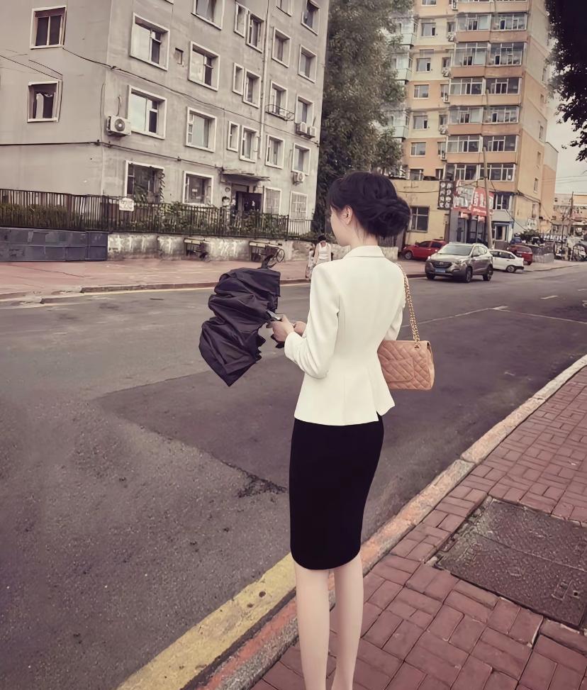 一个月三千块钱没有一天值得我打扮。
