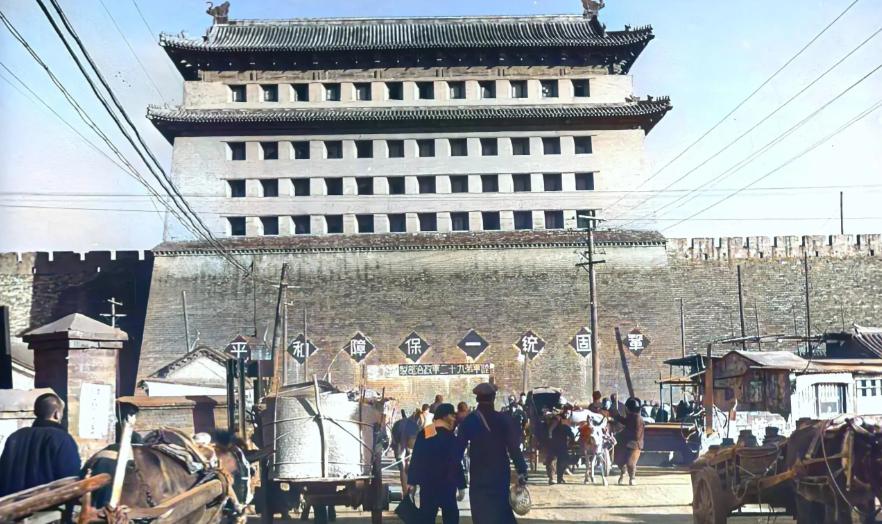 真他娘的绝了。人家军舰开到家门口，炮口都快怼到脸上了，第一反应居然是：快，翻箱