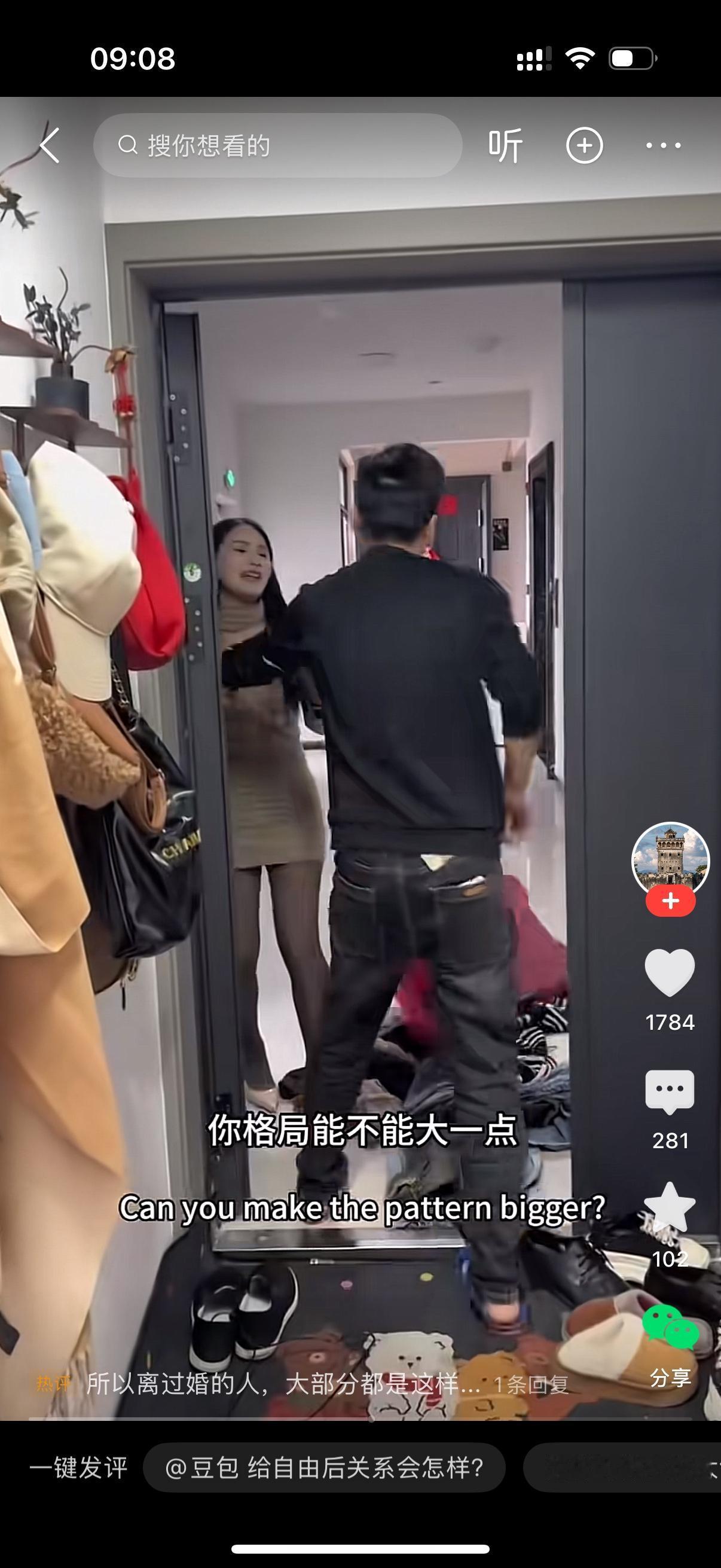 丈夫狠狠把妻子堵在门口，二话不说，直接把她的行李箱甩出门外，一件接一件疯狂往外扔