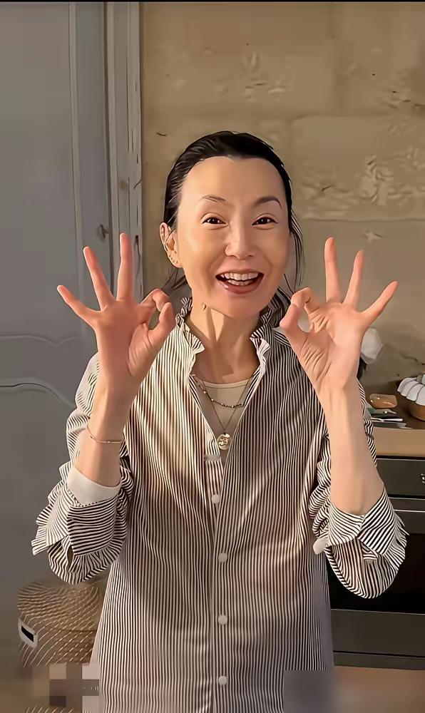 说张曼玉脸垮显老的人，这次被狠狠打脸了。之前全网嘲她医美后遗症、太瘦撑不住面部轮廓，连不婚不育都被编