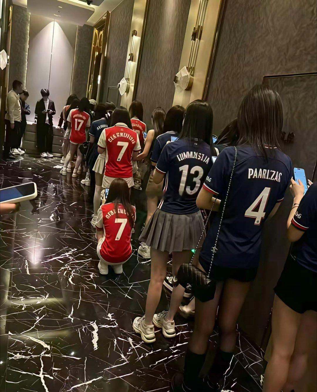 据说昨晚部分阿森纳球迷“嗨”爆了