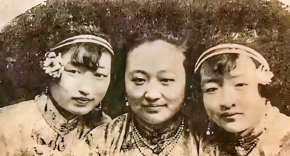 1949年冬天，上海亭子间，一位曾被78个仆人伺候的千金小姐，蜷缩在破棉絮里，咬