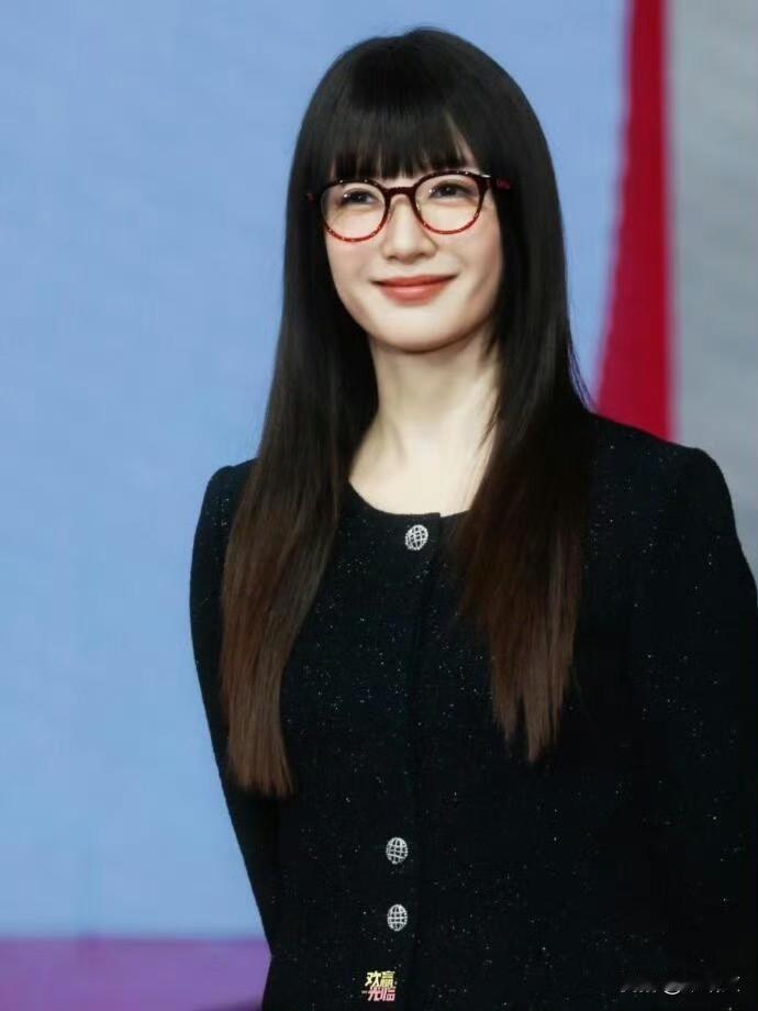 江疏影造型翻车？齐刘海配黑框眼镜认不出，颜值直接被封印江疏影突然换造型炸了