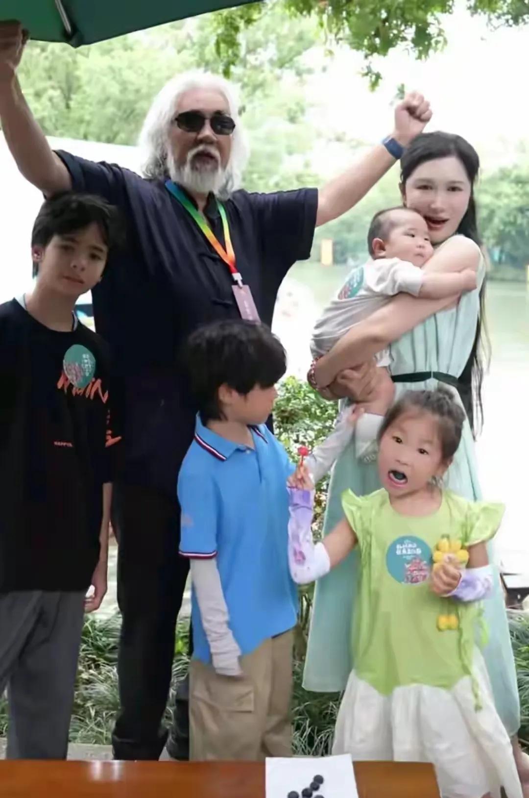 不图别的，就看着这四个孩子就心满意足了，一个74岁的老年人还能想干什么？昨天张