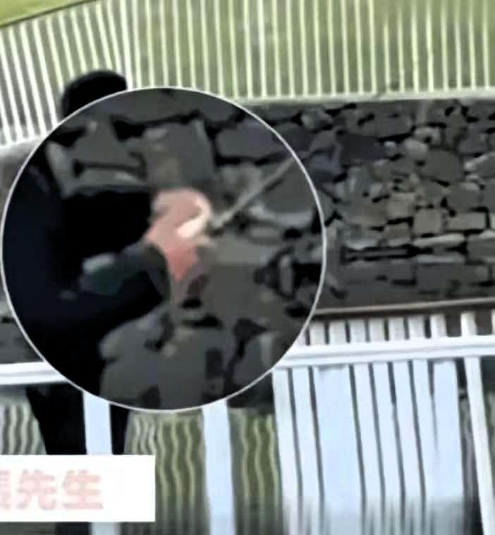 “这就是命啊！”浙江舟山，一位男子和妻子拍婚纱照时，在新娘更换服装的间隙，新郎来