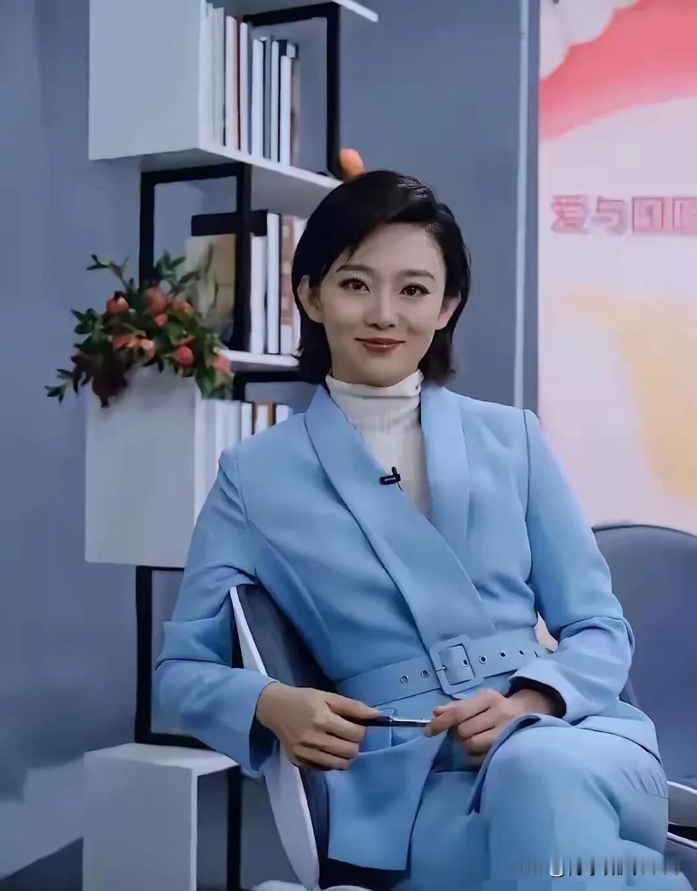 都说周涛和董卿美，我觉得照片中的她比董卿美多了，以前看着一般，现在越看越好看，气