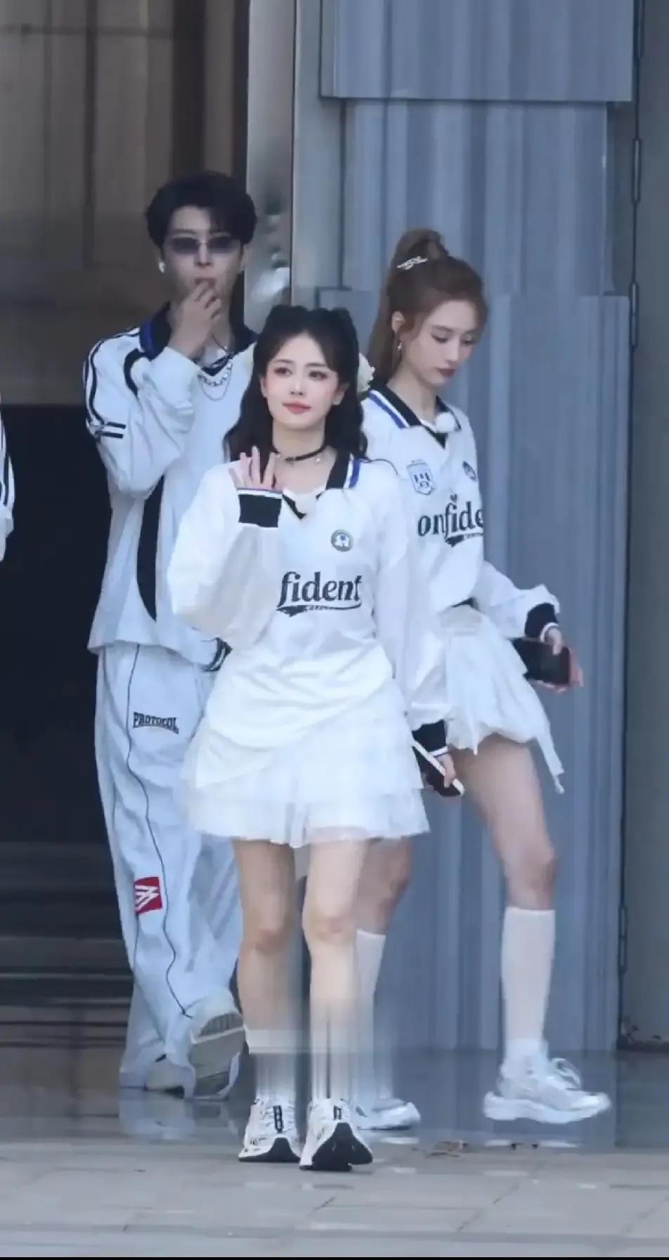 黄子韬如果不是有钱真配不上徐艺洋娶她是有原因的，徐艺洋不光美！她从白鹿身边经