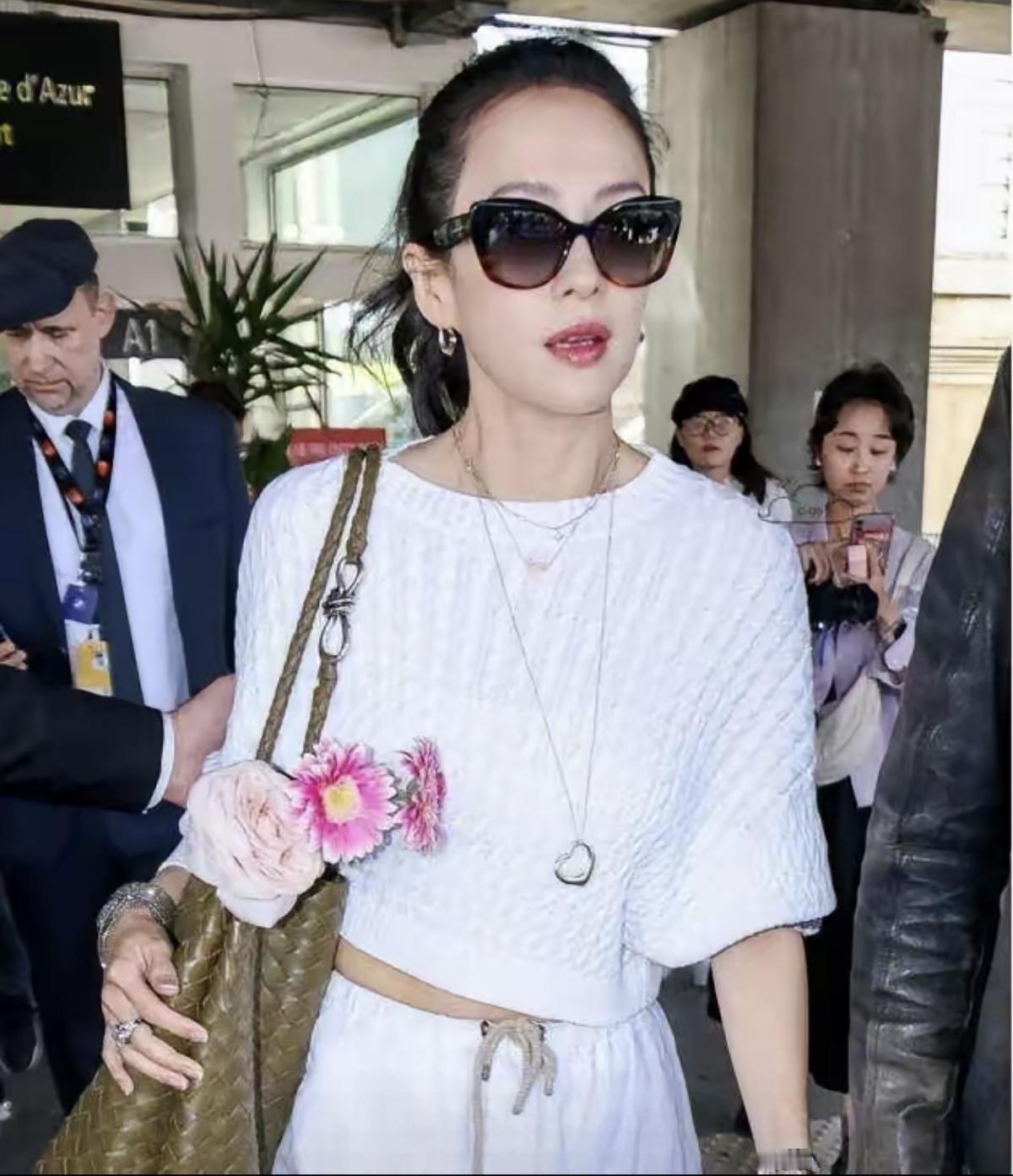 照片里的女明星是章子怡还是童谣？有人分的清吗？