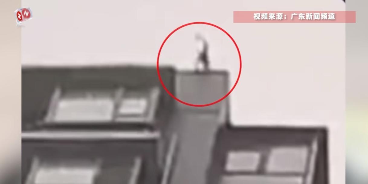 “必须严惩！”近日，浙江杭州，3个未成年人扛着一辆自行车跑到小区的26楼楼顶，然
