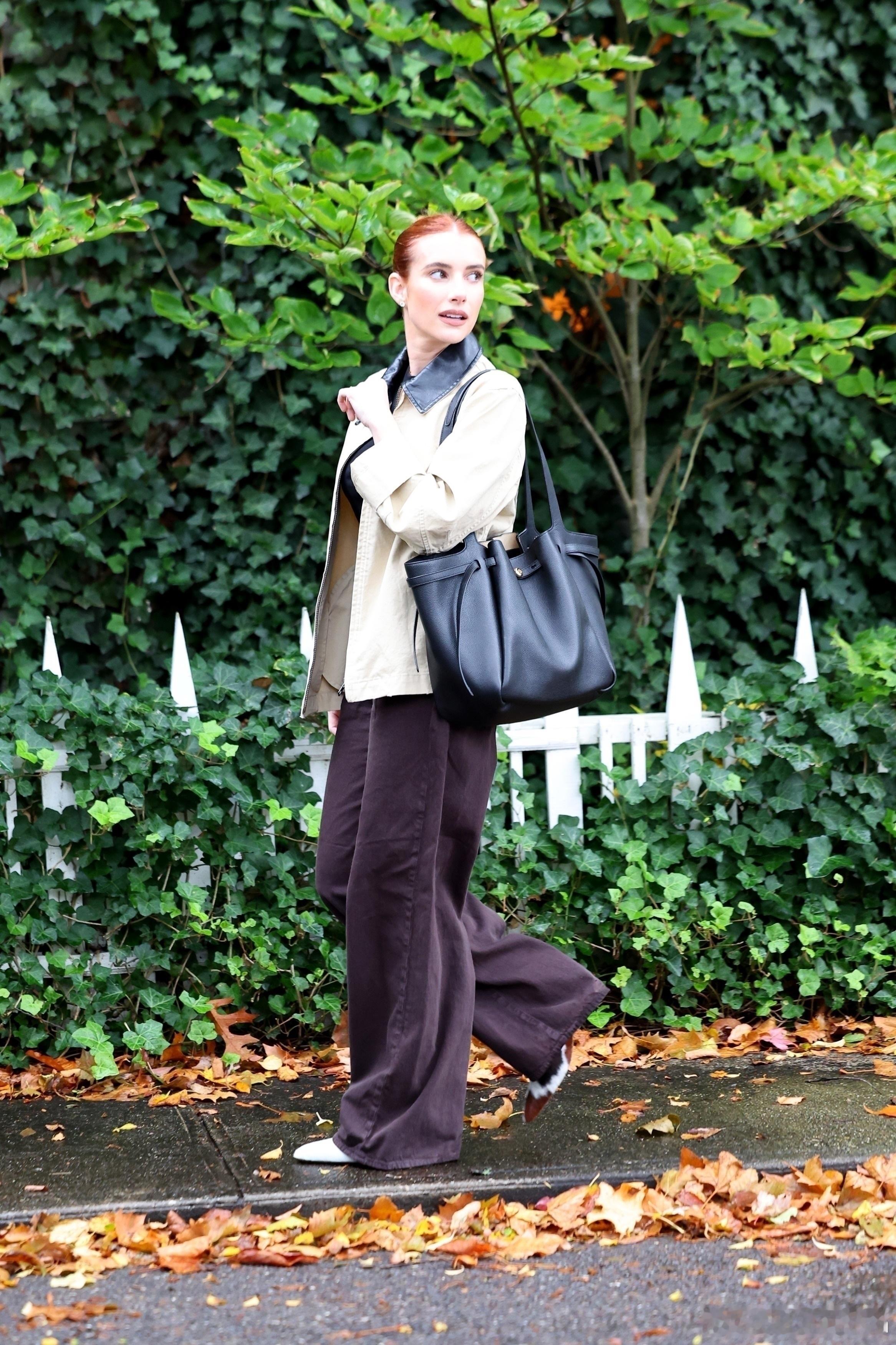 emmaroberts艾玛罗伯茨在纽约汉普顿外出，为万圣节进行最后的装饰采购