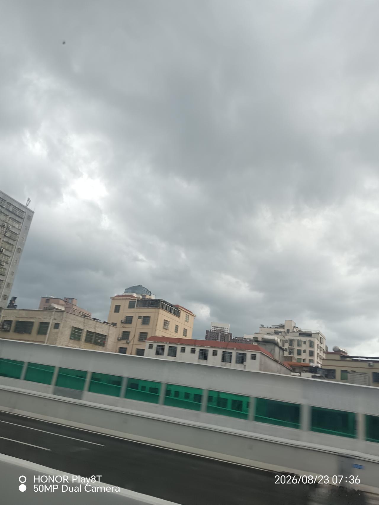 大陆天空的云层与海南天空的云层是不一样的，核心原因：海陆热力性质差异、水汽来源与