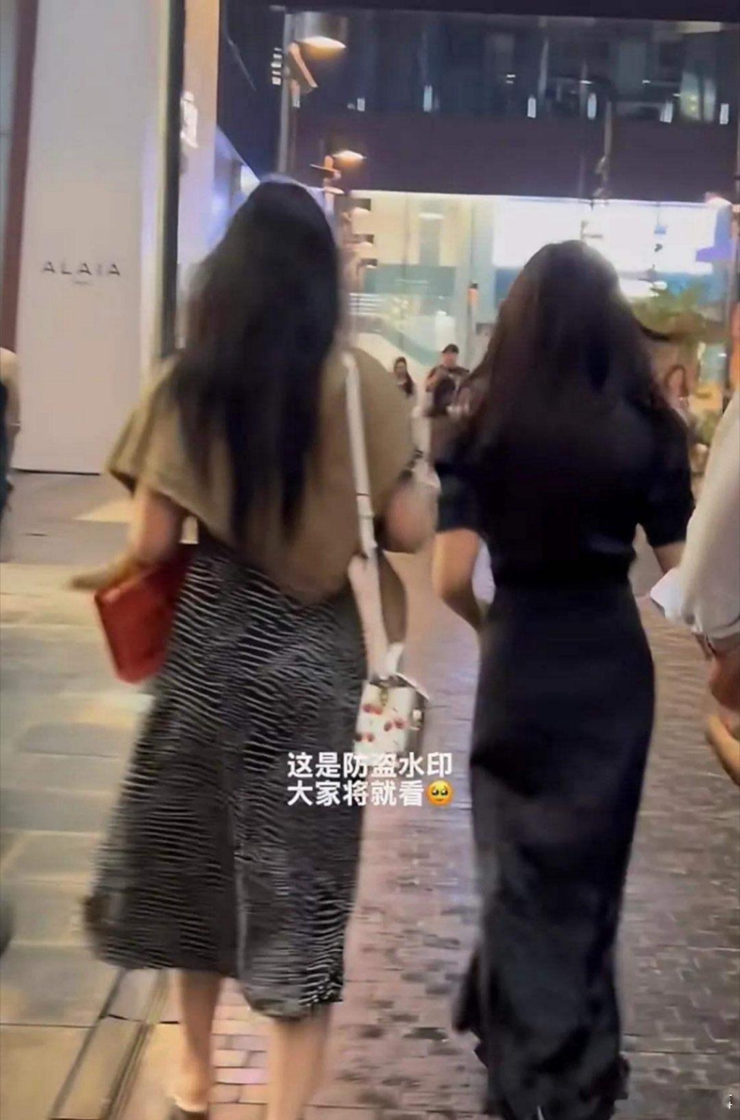 刘亦菲和朱珠一家三口在三里屯逛街被拍到我，他们一起聚餐，关系很亲密。朱珠的女儿抱